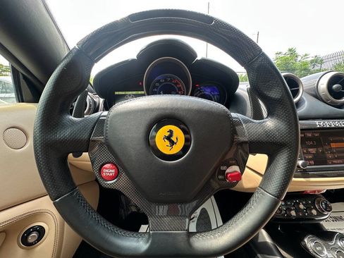 Used 2014 Ferrari California RWD image 23