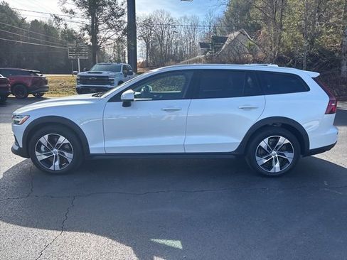 Used 2025 Volvo V60 B5 Cross Country Plus image 6