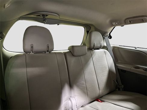 Used 2018 Toyota Sienna XLE image 28