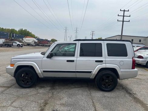 Used 2006 Jeep Commander 4WD image 2