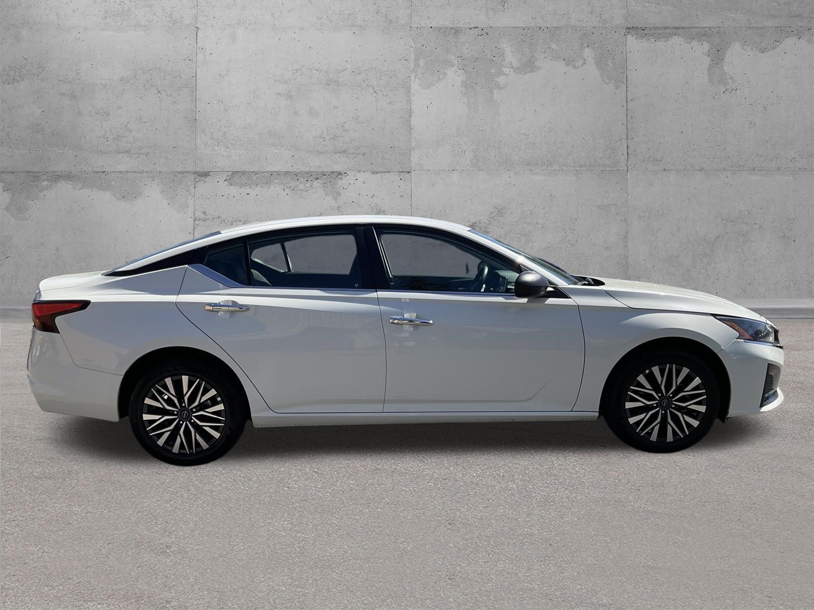 Used 2025 Nissan Altima 2.5 SV AWD/4WD image 2