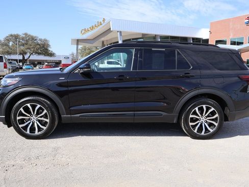 Used 2025 Ford Explorer ST-Line AWD/4WD image 2