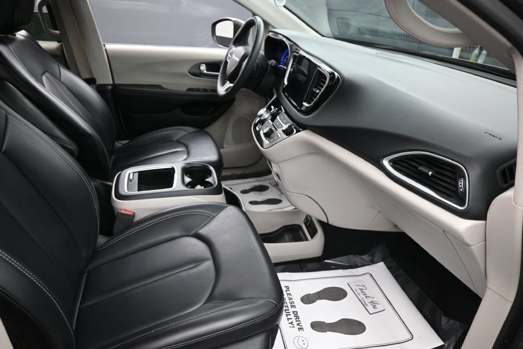 Used 2023 Chrysler Pacifica Touring-L FWD image 17