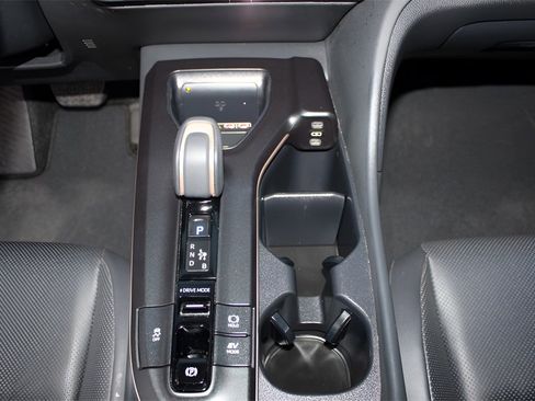 Used 2023 Toyota Crown Limited image 22