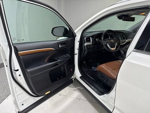 Used 2019 Toyota Highlander Limited Platinum AWD/4WD image 12