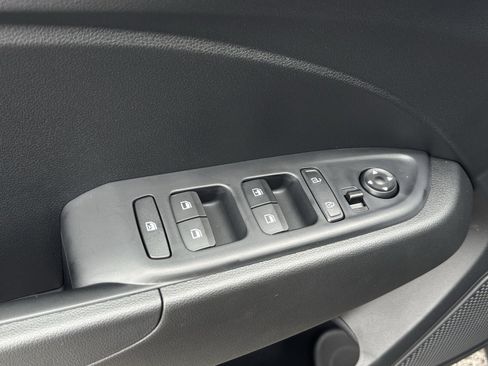 New 2025 Hyundai Venue SE image 11