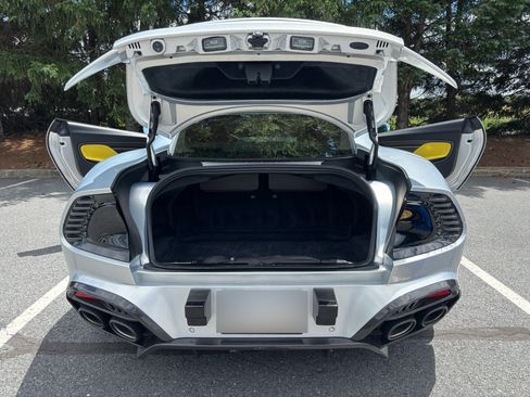 Used 2025 Aston Martin Vanquish RWD image 28