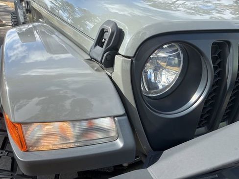 Used 2023 Jeep Gladiator Sport image 9