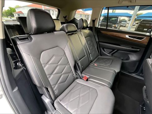 Used 2024 Volkswagen Atlas SE image 19