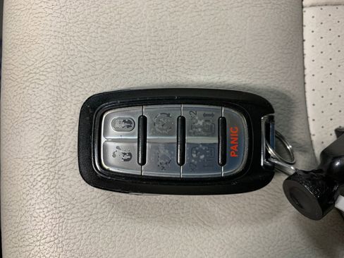 Used 2021 Chrysler Pacifica Touring-L image 31