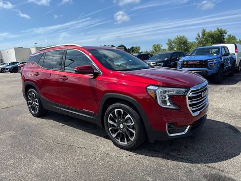 Used 2023 GMC Terrain SLT w/ Tech Package FWD image 2