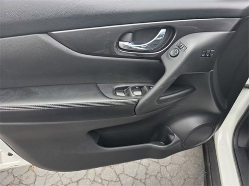 Used 2018 Nissan Rogue SV w/ Premium Package image 10