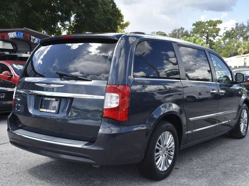 Used 2014 Chrysler Town & Country Touring-L FWD image 4