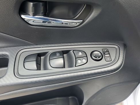 Used 2025 Nissan Versa SV image 25