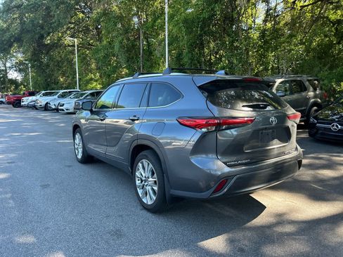 Used 2023 Toyota Highlander Limited AWD/4WD image 2
