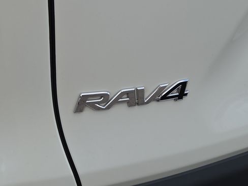Certified 2022 Toyota RAV4 XLE Premium AWD/4WD image 31