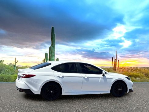 Used 2025 Toyota Camry SE w/ Convenience Package FWD image 5