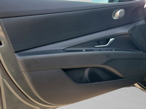 Used 2025 Hyundai Elantra Blue image 27