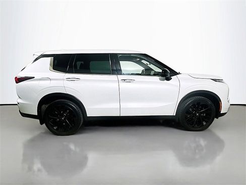 Used 2023 Mitsubishi Outlander SE image 8