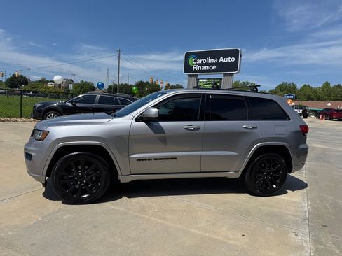 Used 2019 Jeep Grand Cherokee Altitude AWD/4WD image 3