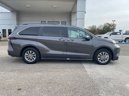 Used 2025 Toyota Sienna XLE image 6
