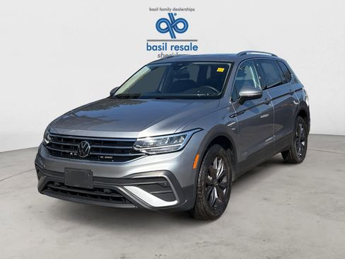 Used 2023 Volkswagen Tiguan SE AWD/4WD image 2