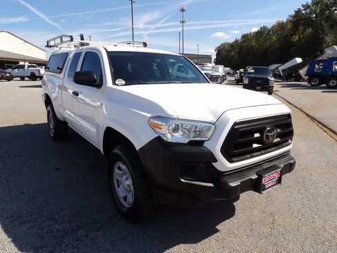 Used 2022 Toyota Tacoma SR image 11