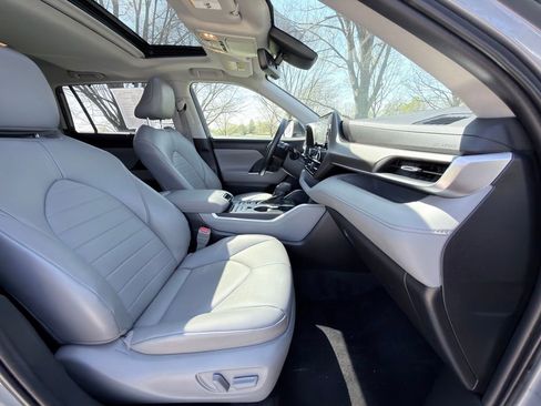 Used 2022 Toyota Highlander XLE image 28