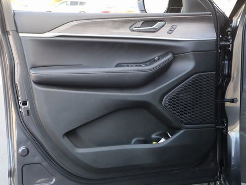 New 2025 Jeep Grand Cherokee Limited image 14