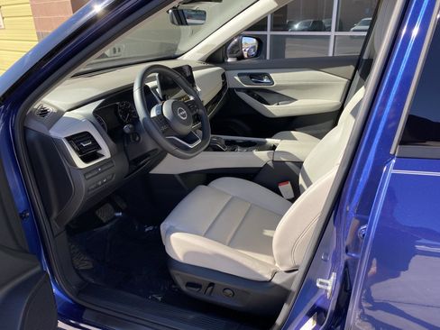 Used 2023 Nissan Rogue SL w/ SL Premium Package image 16