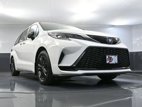 Used 2024 Toyota Sienna XSE AWD/4WD image 54