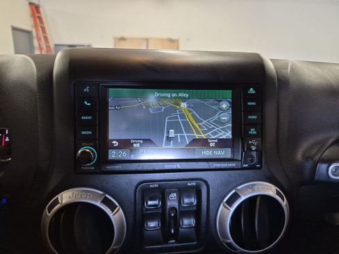 Used 2015 Jeep Wrangler Unlimited Rubicon w/ Connectivity Group AWD/4WD image 31
