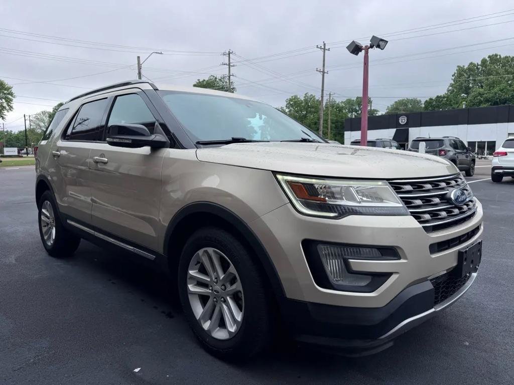 Used 2017 Ford Explorer XLT w/ Equipment Group 201A FWD image 6