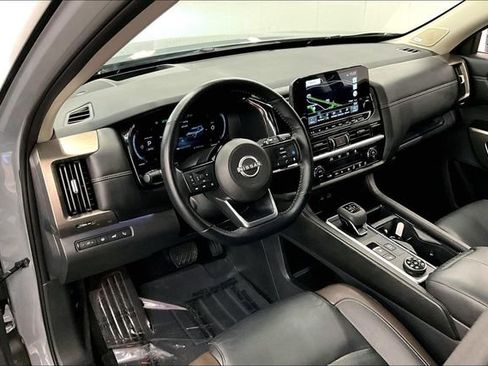 Used 2024 Nissan Pathfinder Platinum w/ Lighting Package (N93) AWD/4WD image 16