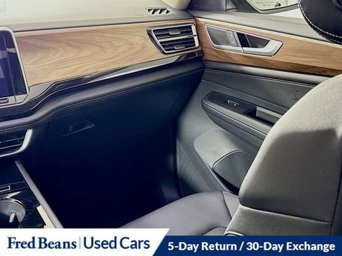 Used 2025 Volkswagen Atlas SE image 23