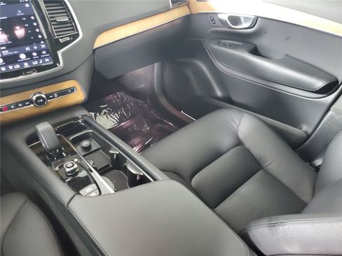 Certified 2024 Volvo XC90 B6 Plus w/ Protection Package Premier AWD/4WD image 17
