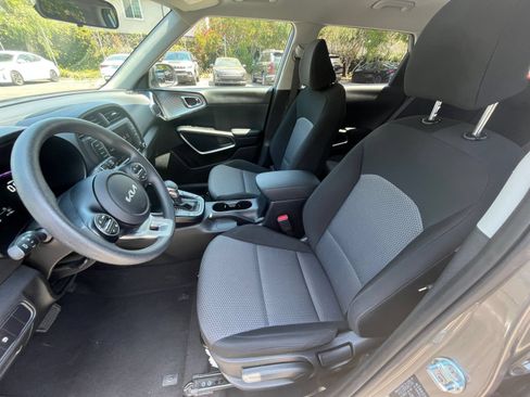 Used 2025 Kia Soul LX w/ LX Technology Package FWD image 24