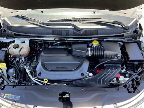 Used 2023 Chrysler Pacifica Touring-L FWD image 9