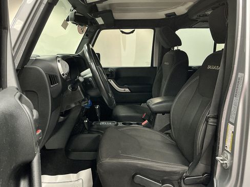 Used 2017 Jeep Wrangler Unlimited Sahara w/ Connectivity Group AWD/4WD image 8