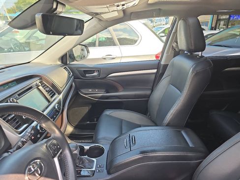 Used 2018 Toyota Highlander XLE AWD/4WD image 14