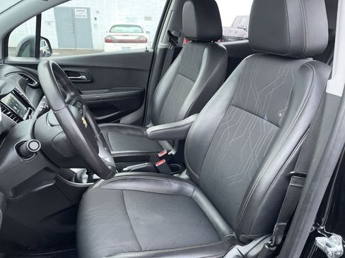 Used 2019 Chevrolet Trax LT w/ LT Convenience Package image 12