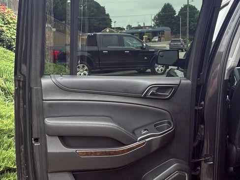 Used 2016 Chevrolet Suburban LS RWD image 34