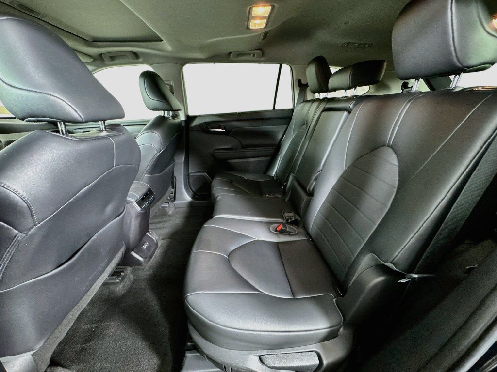 Used 2023 Toyota Highlander XLE AWD/4WD image 27