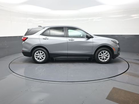 Used 2023 Chevrolet Equinox LS w/ LS Convenience Package AWD/4WD image 2