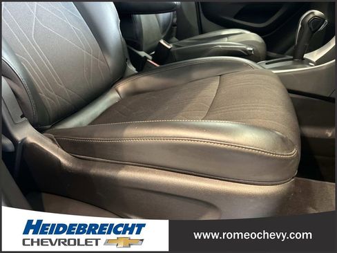 Used 2021 Chevrolet Trax LT w/ LT Convenience Package AWD/4WD image 34