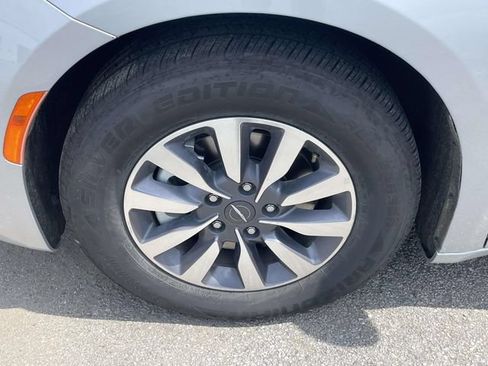 Used 2023 Chrysler Pacifica Touring-L FWD image 4