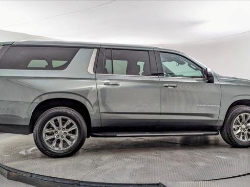 Used 2023 Chevrolet Suburban Premier image 9