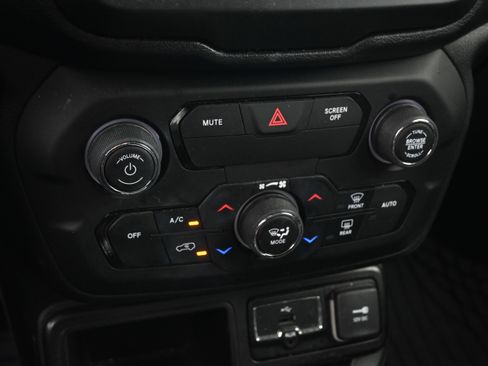 Used 2020 Jeep Renegade Latitude image 11