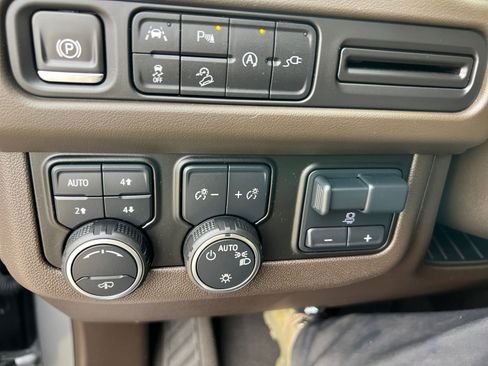 Used 2021 Chevrolet Tahoe Z71 w/ Z71 Off-Road Package AWD/4WD image 31