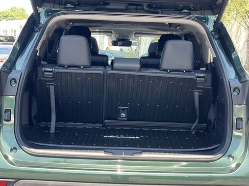 Used 2024 Toyota Highlander XLE AWD/4WD image 26